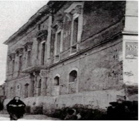 Storico palazzo del ramo Porro-Pastore, voluto da Donna Teresa, cognata del Conte Spagonoletti Zeuli, e Riccardo Porro Malcangi suo marito: era posto all angolo di viale Roma con corso Cavour, di fronte al palazzo dei Tannoja, cugini