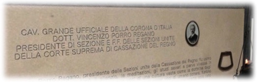 'in Roma il giurista Vincenzo Porro Regano, presidente delle Sezioni unite della Cassazione del Regno: fu uomo singolare per innate vocazioni dell'anima. Amò il silenzio, le meditazioni, gli studi severi e parve vivesse in solitudine; non era solo: respirava sereno tra i fantasmi e le voci di una cultura vasta come la dottrina degli antichi sapienti. Le sentenze che emanò dal seggio presidenziale prima di esser voci di umano potere, furono espressioni religiose dello spirito. Umile ed austero amò l'ombra che nasconde non l'alloro che esalta; solo lieto di donare ai suoi cari bontà e conforto' (On. Consalvo Ceci)